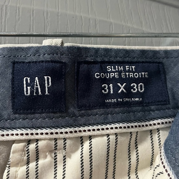 GAP 31x30 Men’s Slim Fit Khakis - like new. - Picture 2 of 2